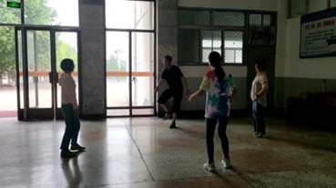 说明: E:\CZG\非教学\工会党务与指导青年教师\20220606 校工会活动视频\bw西汉姆联 姜亚东 踢毽子_Moment.jpg